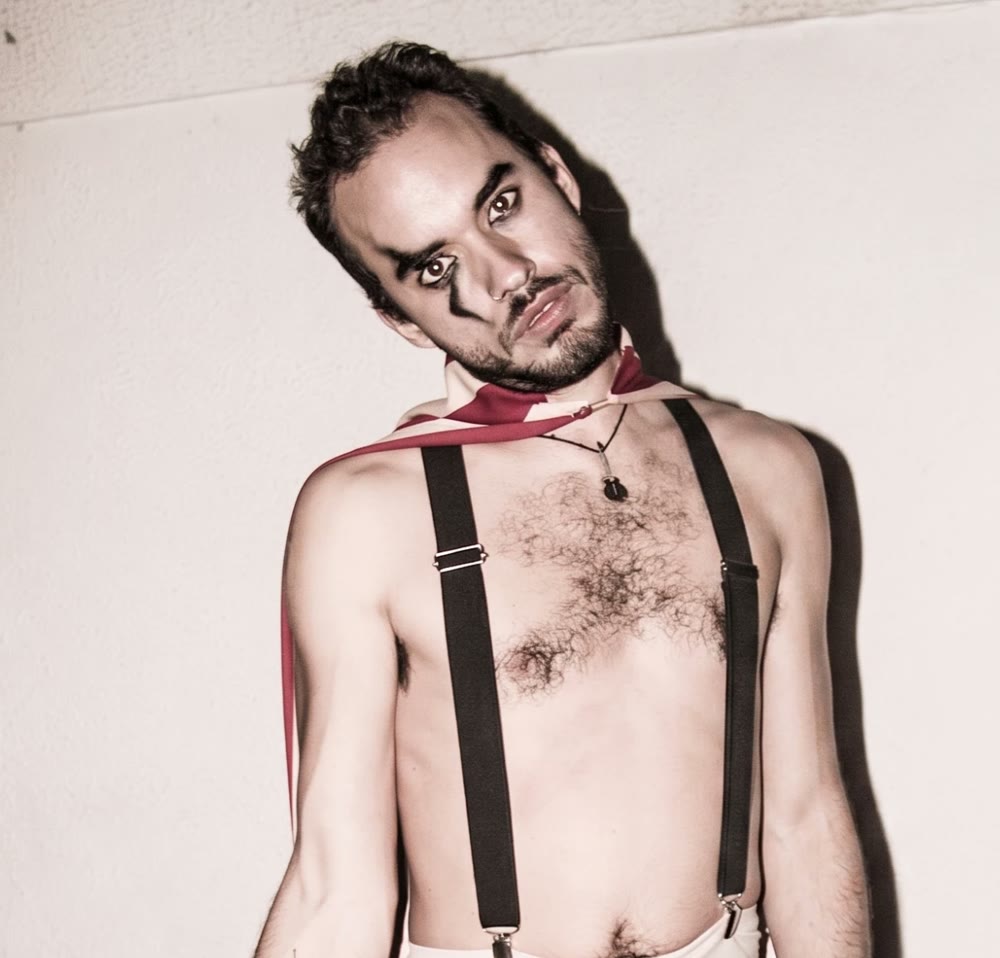 Sebastián Sero caracterizado como bufón, con tirantes y capa