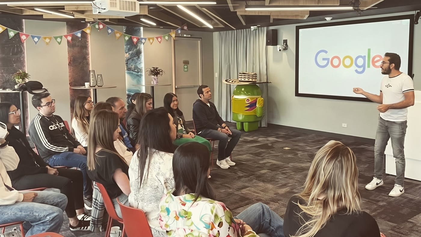 Sebastián Sero dirigiendo un taller de presencia escénica con un equipo de Google